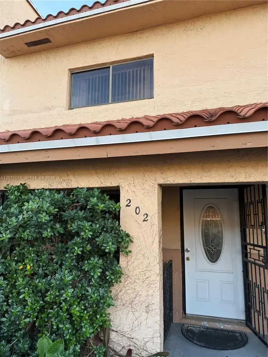 7772 W 29th Way # 202, Hialeah FL 33018