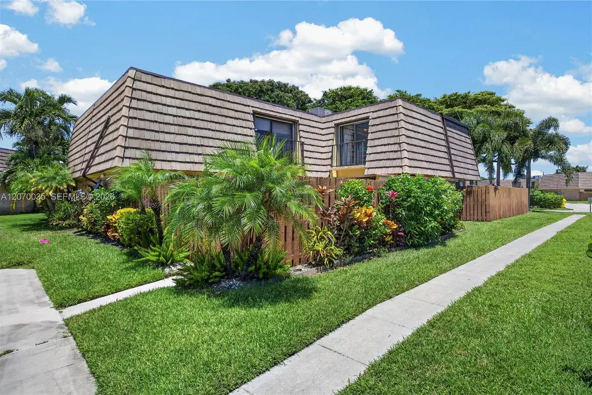953 Springdale Cir, Palm Springs FL 33461