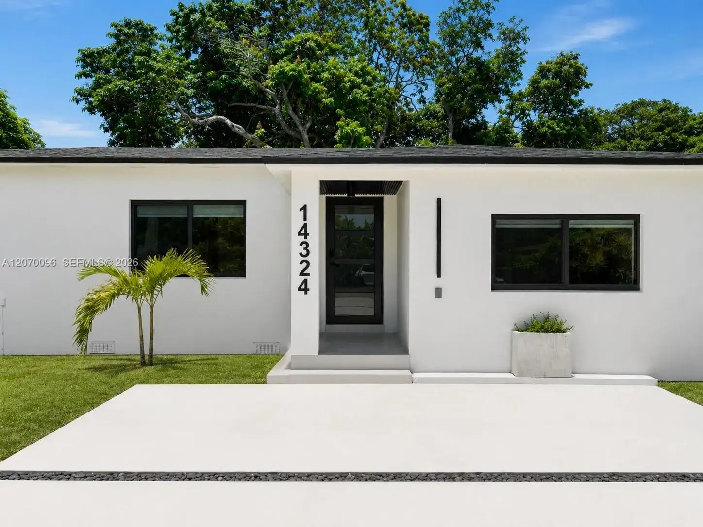 14324 Garden Dr, Miami FL 33168 photo 2