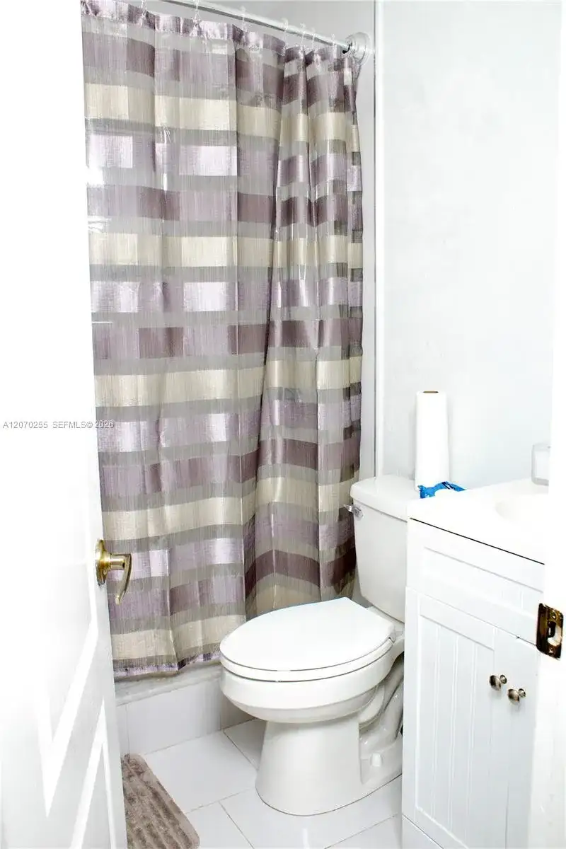 2732 W 68th Pl, Hialeah FL 33016 photo 4