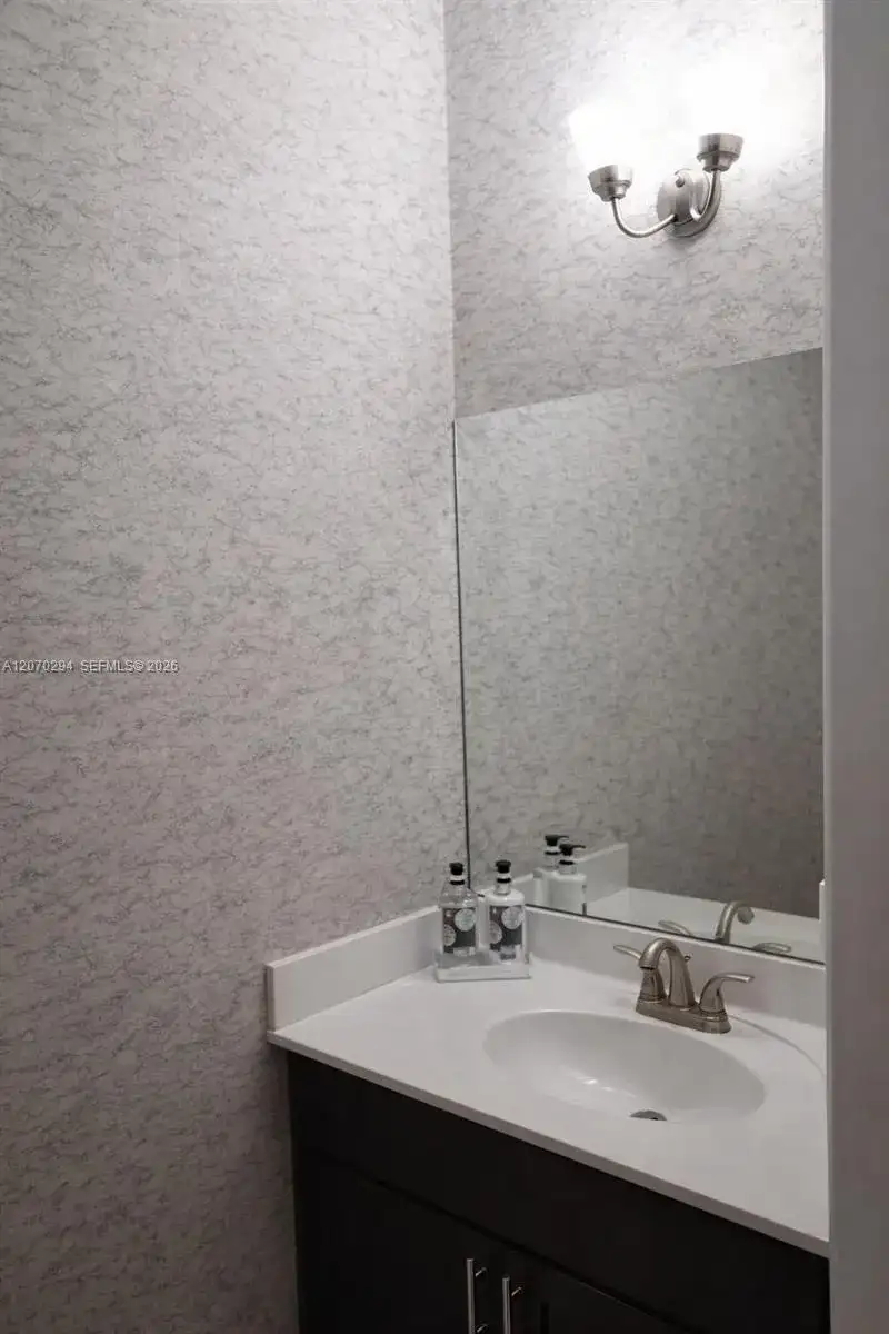426 NE 194th Ter, Miami FL 33179 photo 5