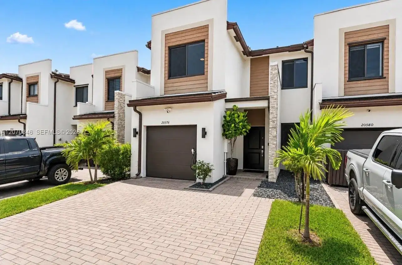 20576 NE 5th Pl, Miami FL 33179 photo 2
