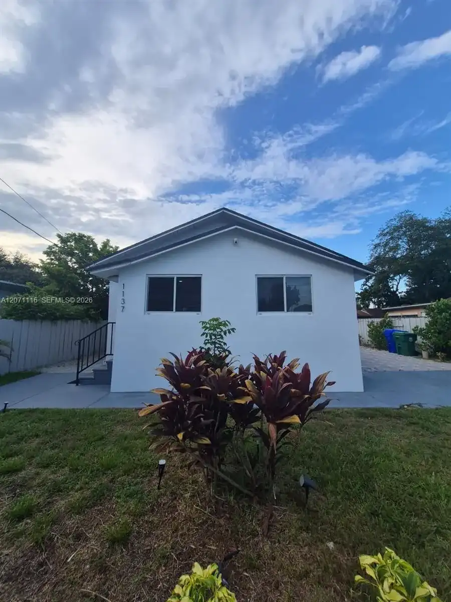 1137 NW 55th St, Miami FL 33127