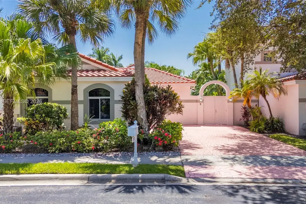 1051 Bel Aire Dr W, Pembroke Pines FL 33027