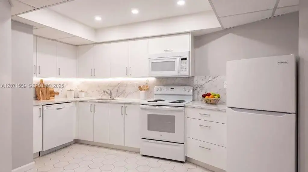 1000 Parkview Dr # 511, Hallandale Beach FL 33009