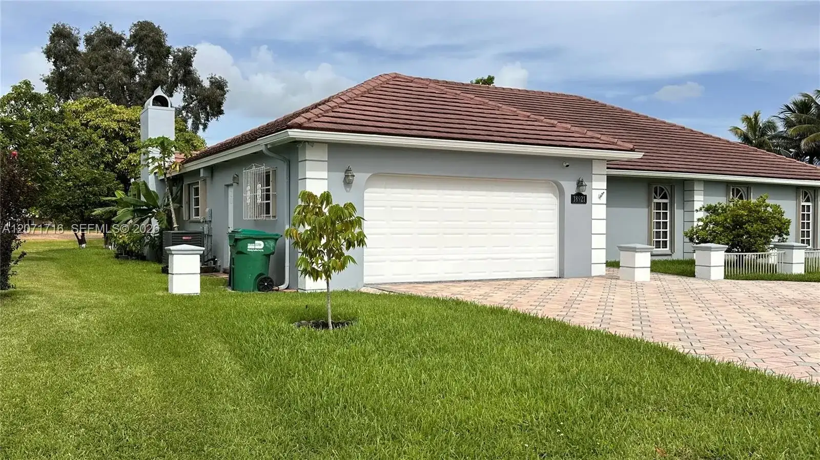 18921 W Oakmont Dr, Hialeah FL 33015 photo 2