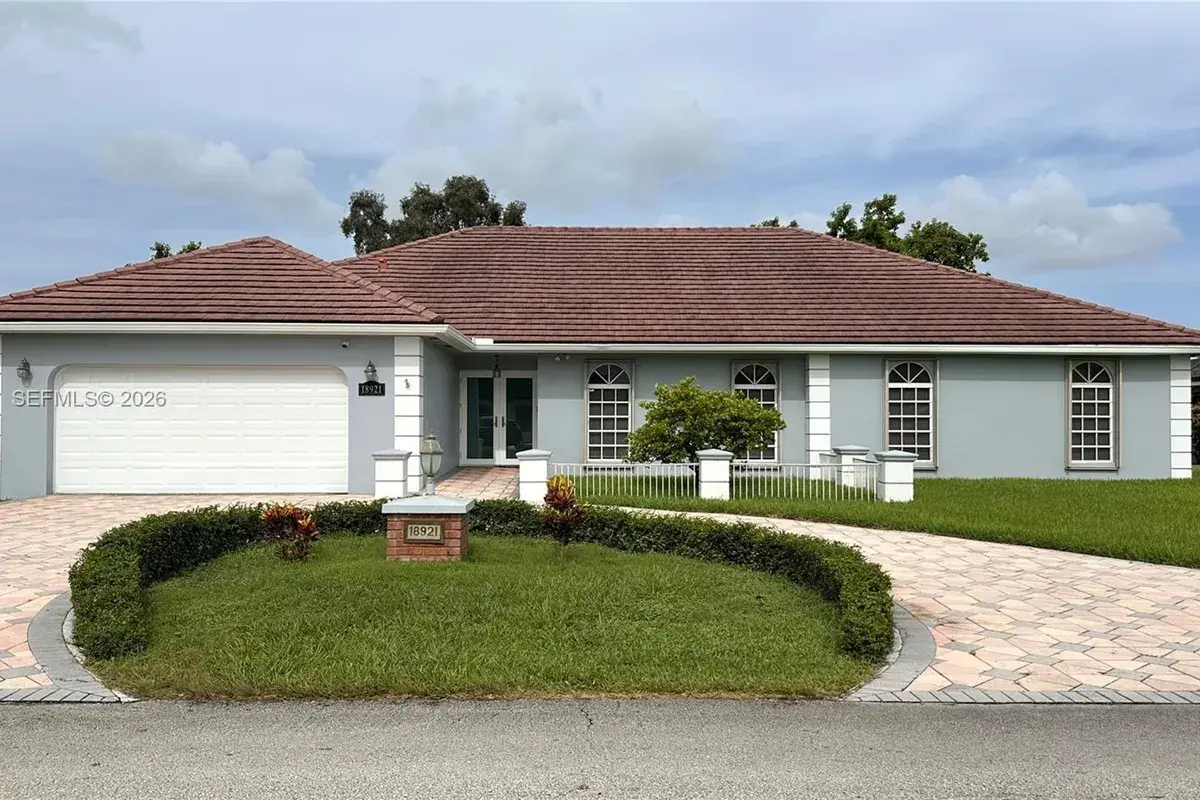 18921 W Oakmont Dr, Hialeah FL 33015