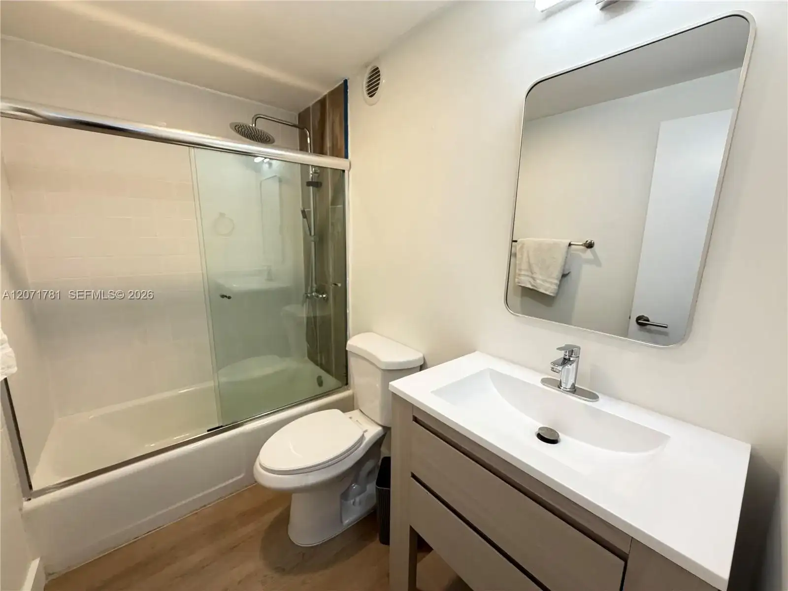 400 Kings Point Dr # 604, Sunny Isles Beach FL 33160 photo 4