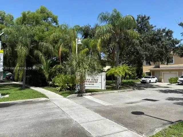 7469 Tam Oshanter Blvd, North Lauderdale FL 33068