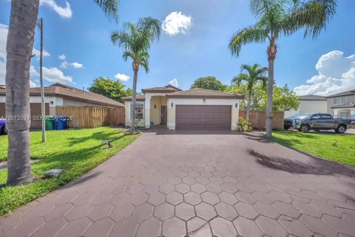 19573 NW 82nd Pl, Hialeah FL 33015