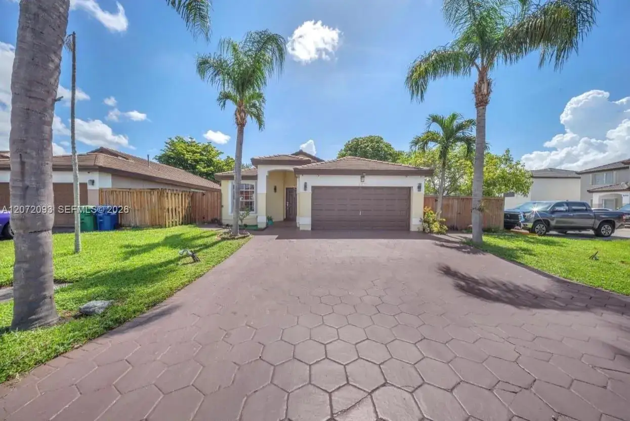19573 NW 82nd Pl, Hialeah FL 33015