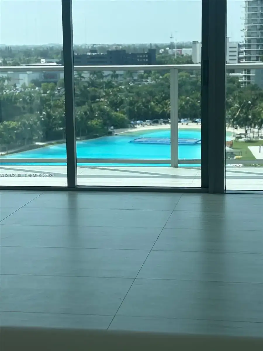 2411 LAGUNA CIRCLE # 809, North Miami FL 33181 photo 2