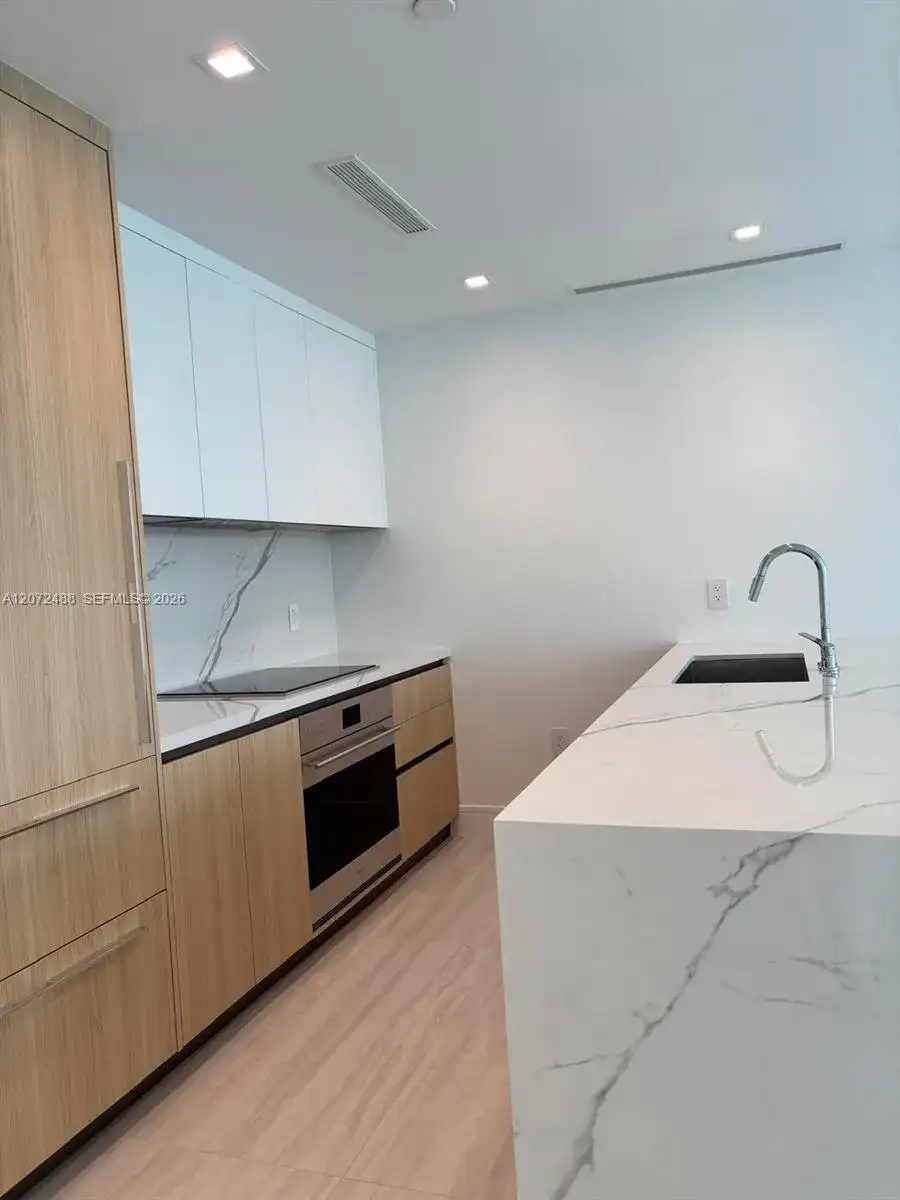 2411 LAGUNA CIRCLE # 809, North Miami FL 33181 photo 4