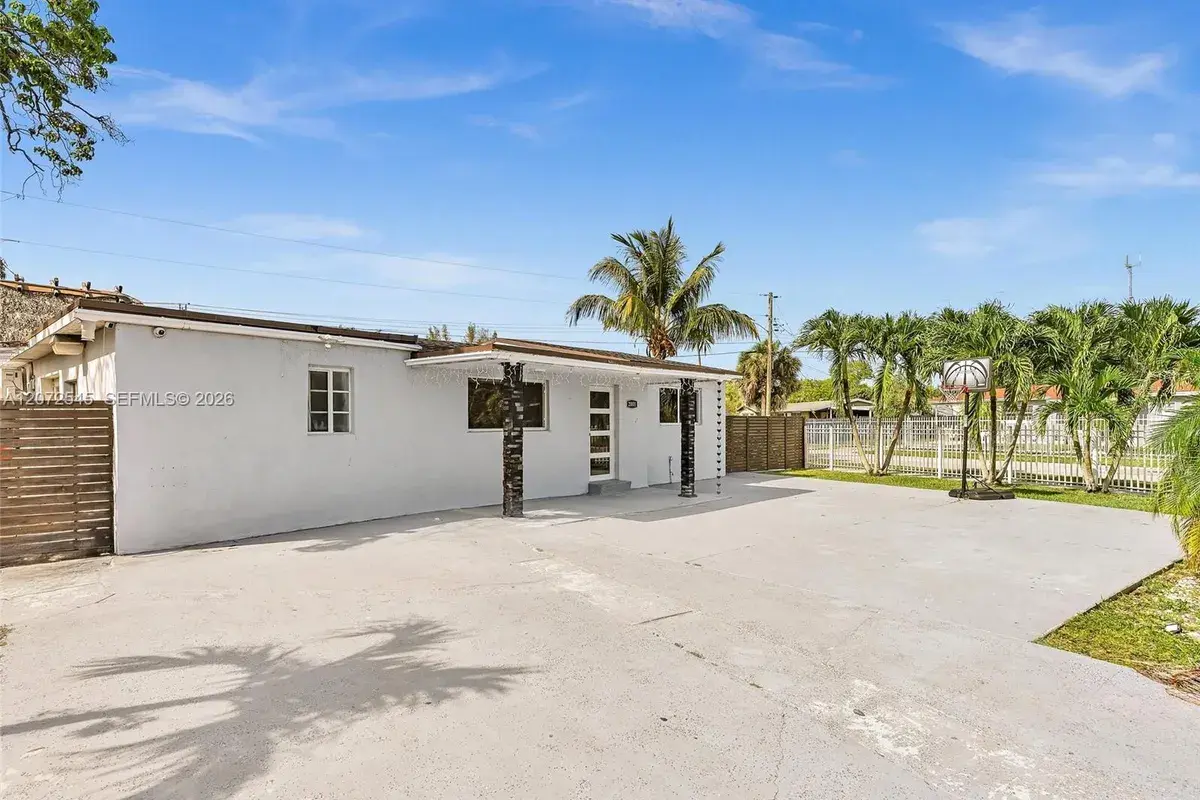 2001 NW 206th St, Miami Gardens FL 33056