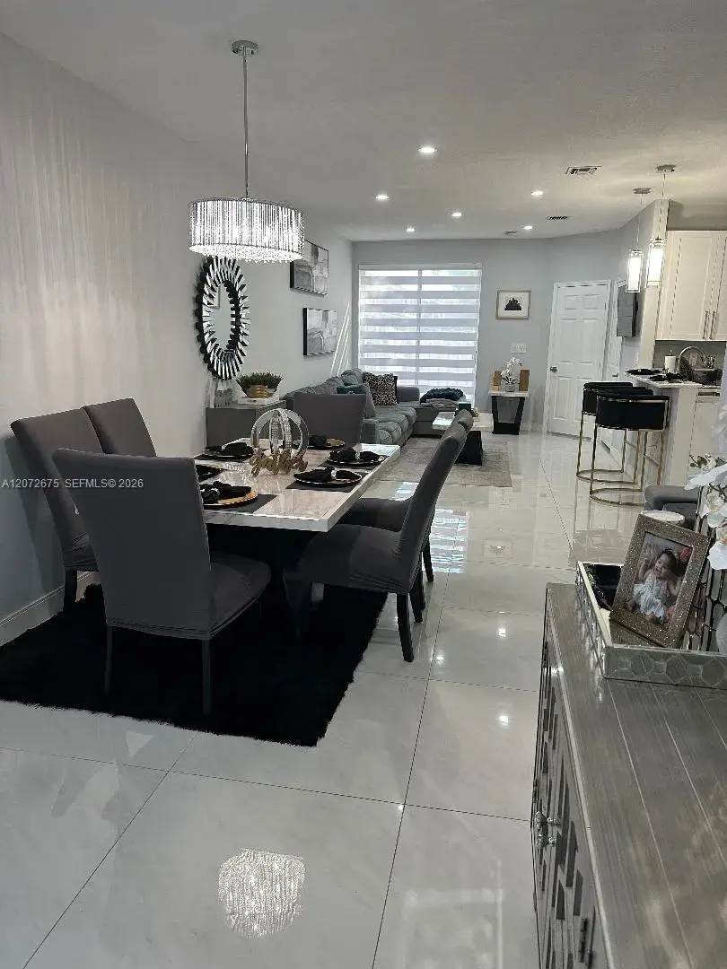 7690 S Southwood Cir, Davie FL 33328