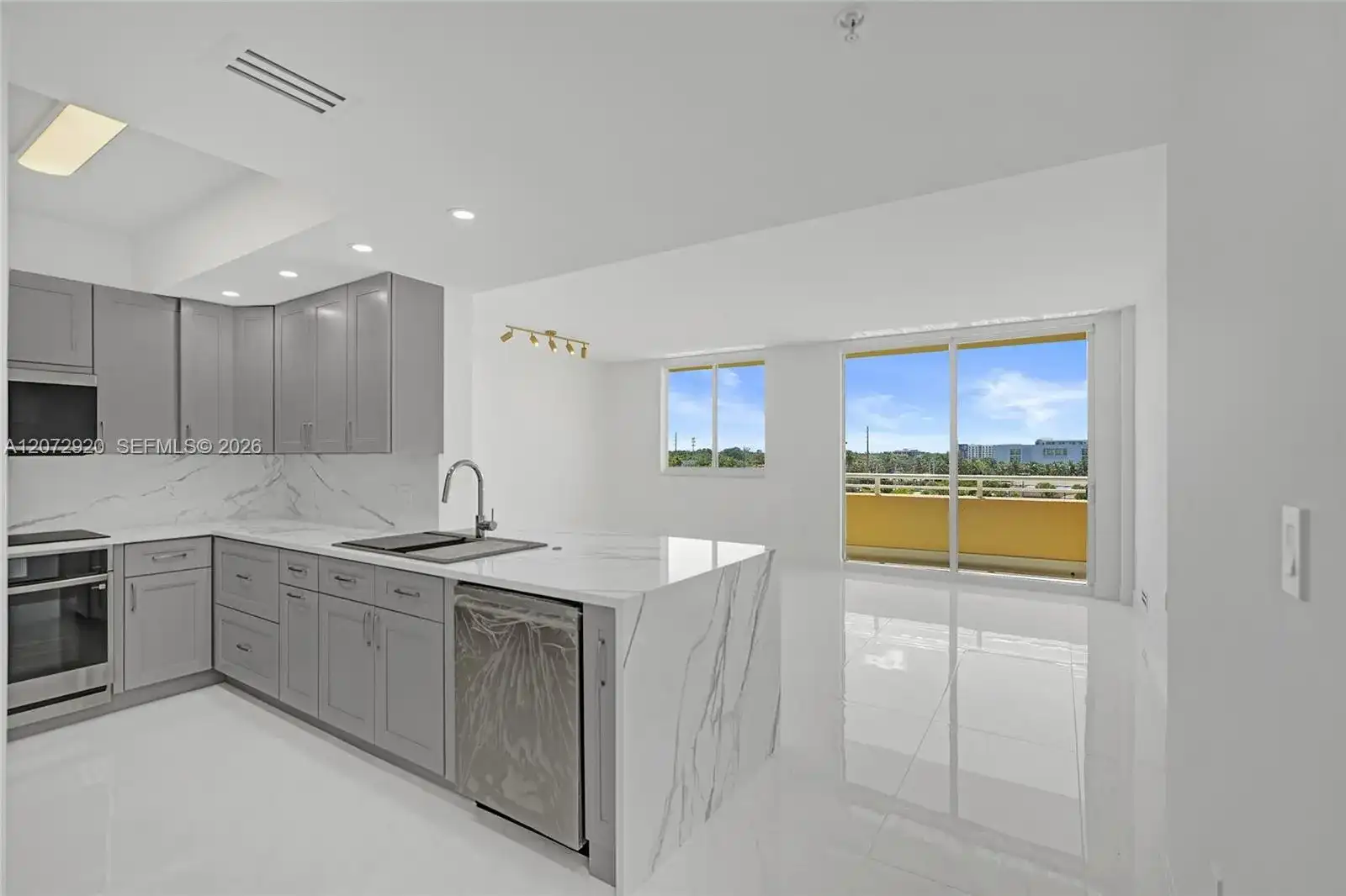 2775 NE 187th St # 514, Aventura FL 33180