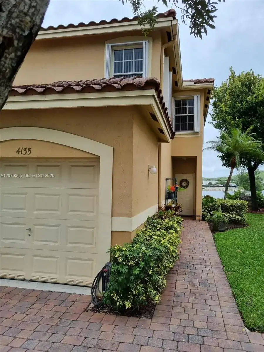 4135 Crystal Lake Dr, Deerfield Beach FL 33064