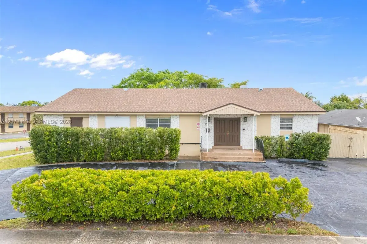 359 10th St, Lake Park FL 33403