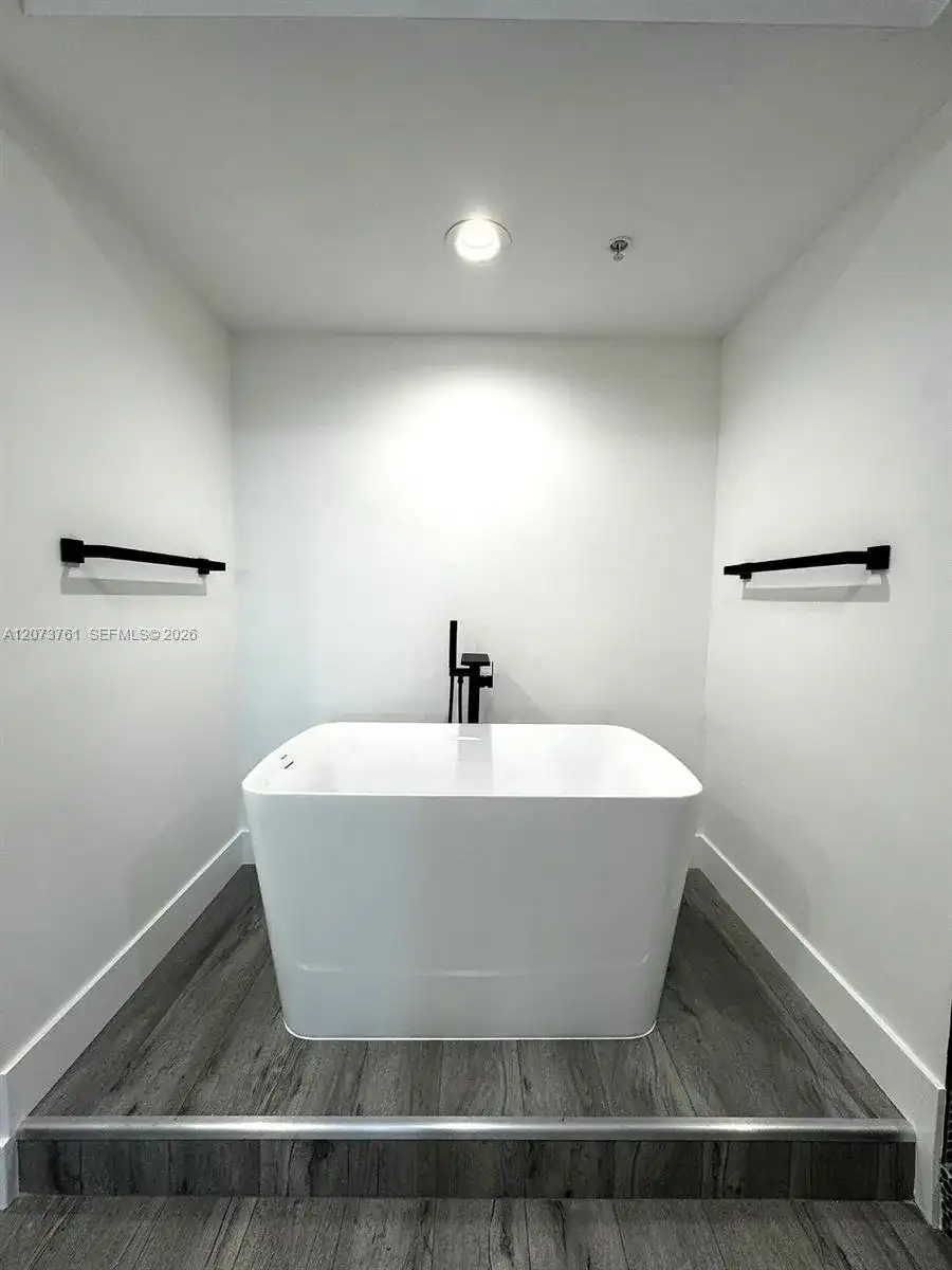 15051 Royal Oaks Ln # 1403, North Miami FL 33181 photo 4