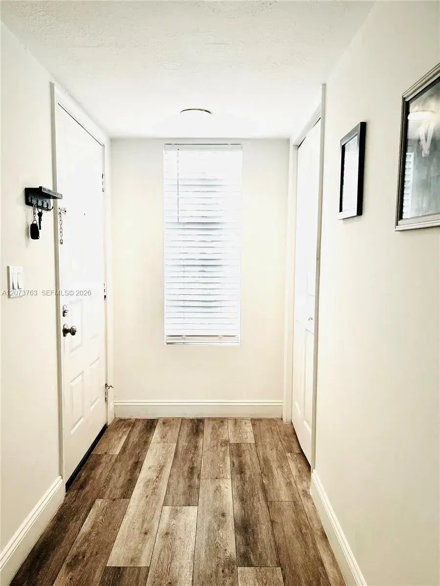 307 Lakeview Dr # 202, Weston FL 33326