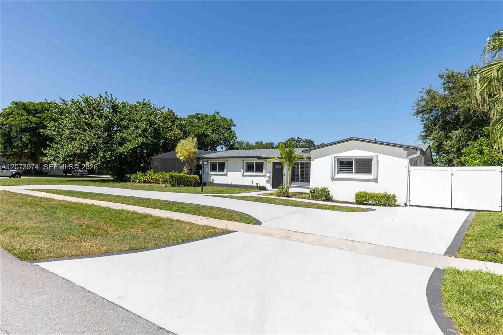 1900 NW 82nd Ter, Pembroke Pines FL 33024 photo 2