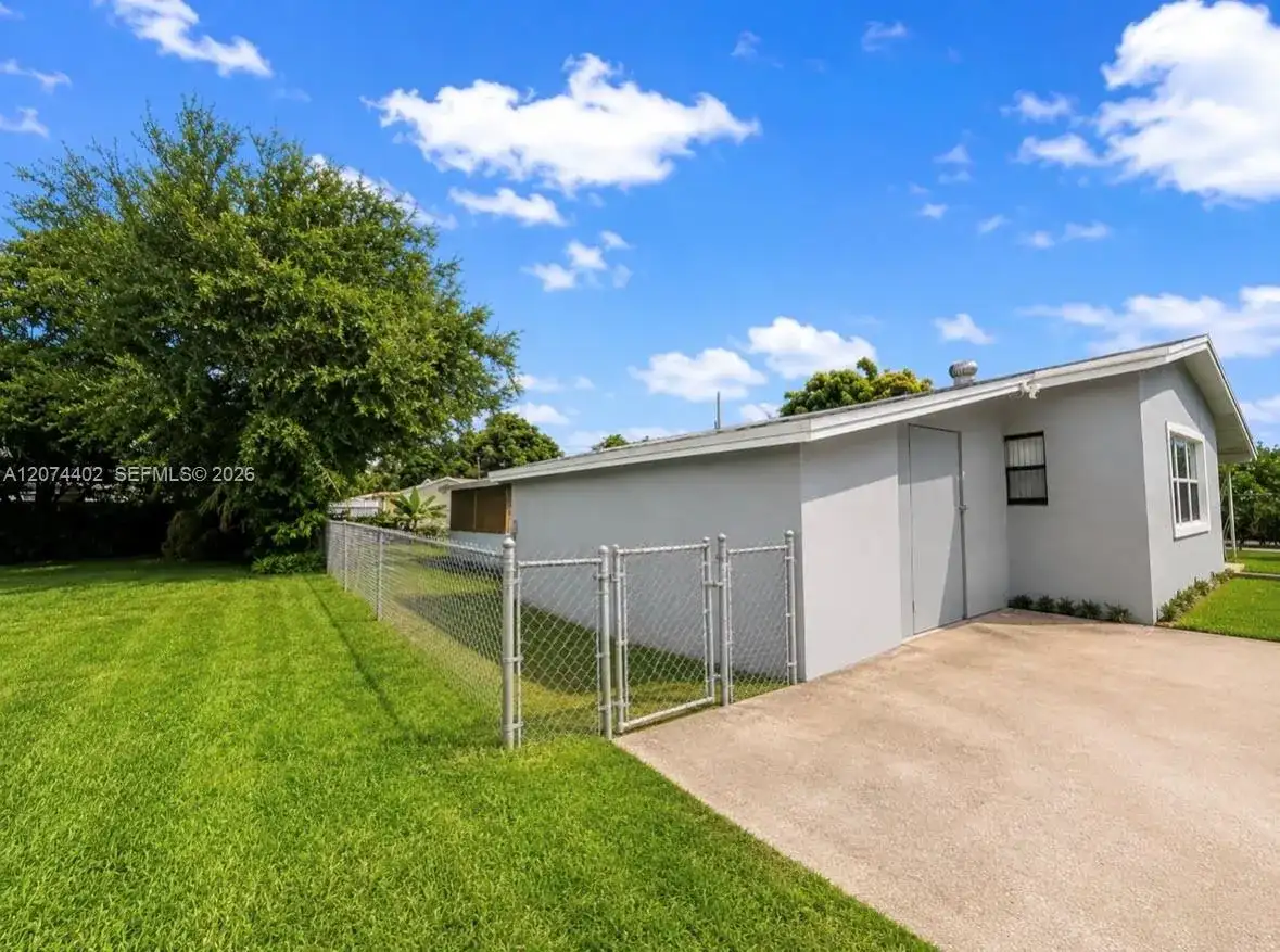 3861 NW 6th St, Lauderhill FL 33311 photo 2