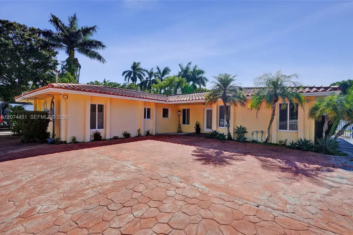 2 NE 160th St, Miami FL 33162