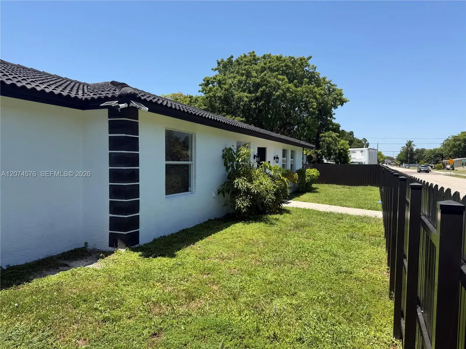 5201 SW 22nd St, West Park FL 33023