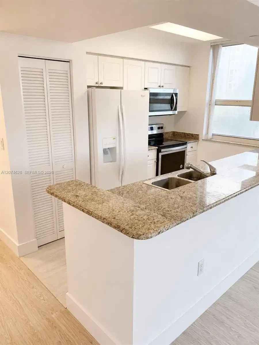 19501 W Country Club Dr # 408, Aventura FL 33180 photo 4