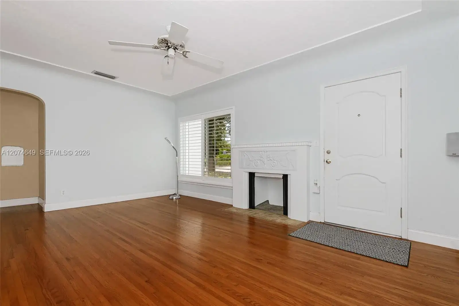 989 Eastward Dr, Miami Springs FL 33166 photo 2