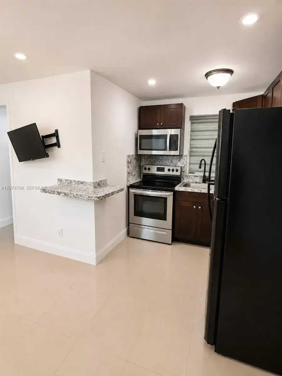 802 NW 3rd Ter, Hallandale Beach FL 33009 photo 2