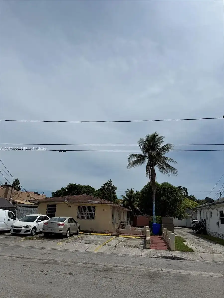 2124 NW 27th St, Miami FL 33142