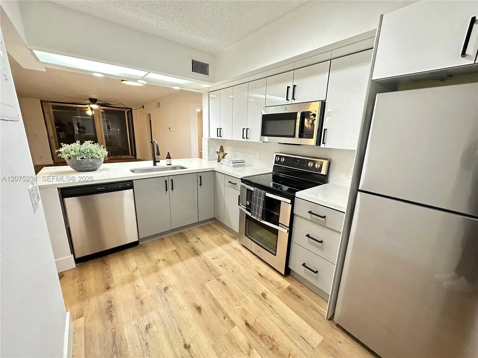 202 Lake Pointe Dr # 104, Oakland Park FL 33309 photo 3