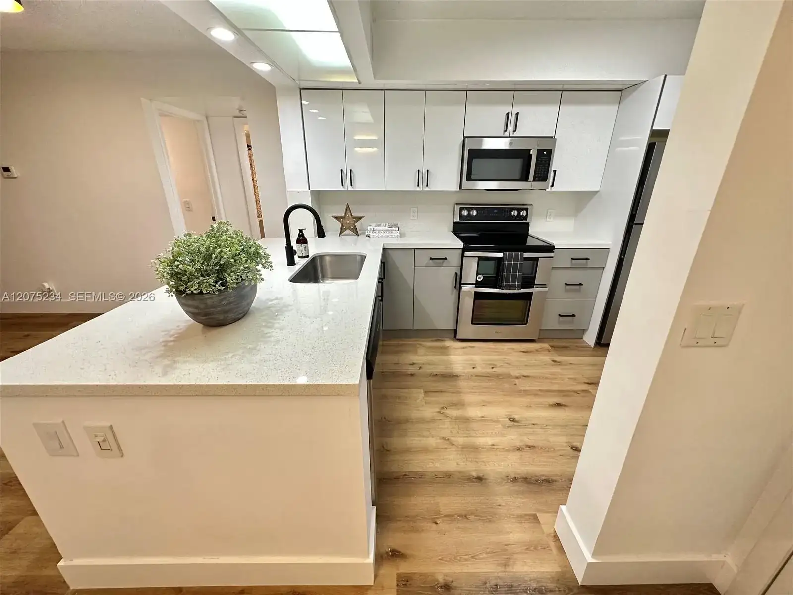 202 Lake Pointe Dr # 104, Oakland Park FL 33309 photo 4