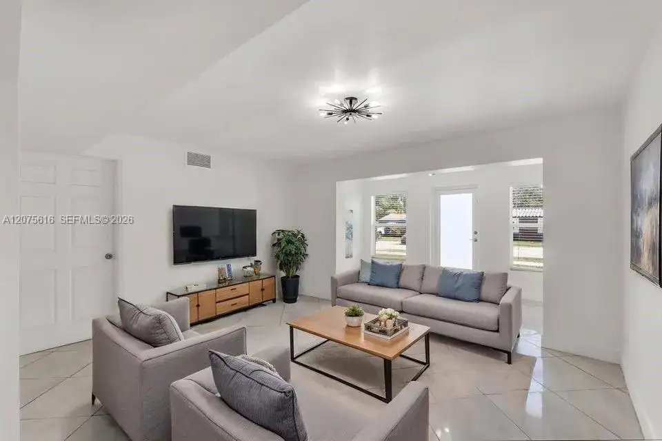 2539 Coolidge St, Hollywood FL 33020 photo 2