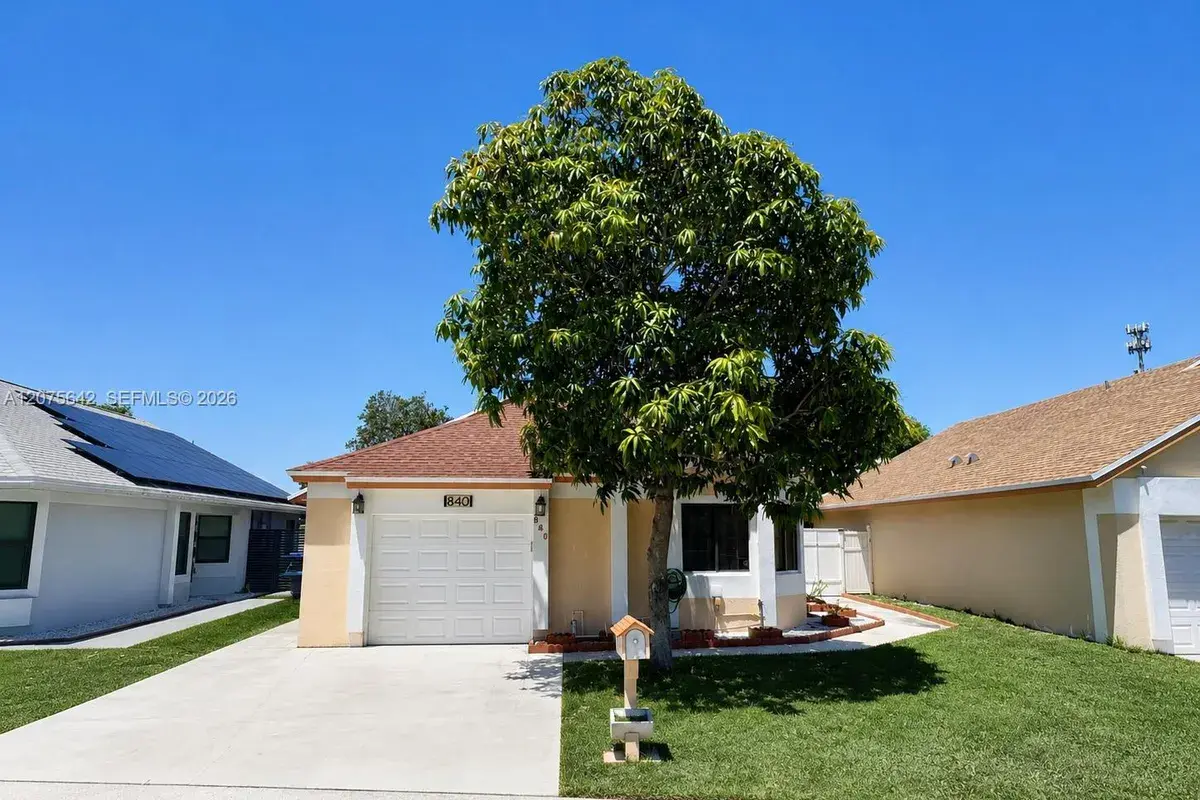 840 W Palm Run Dr, North Lauderdale FL 33068