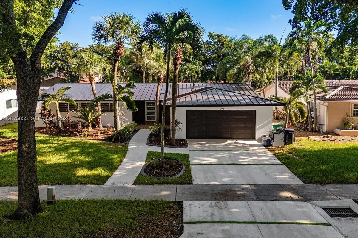 6931 Loch Ness Dr, Miami Lakes FL 33014
