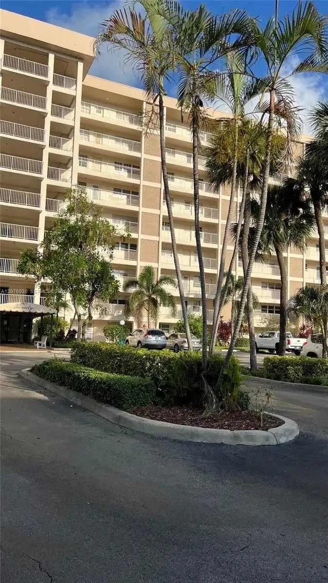 2751 N Palm Aire Dr # 502, Pompano Beach FL 33069