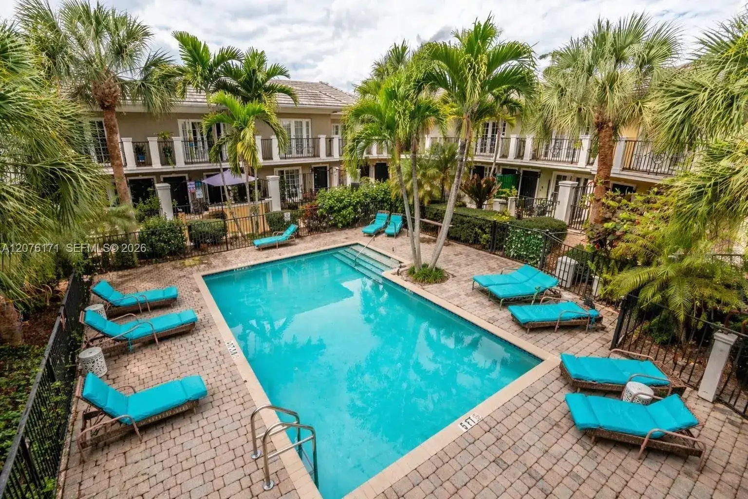 1000 Palm Trl # 8, Delray Beach FL 33483 photo 2