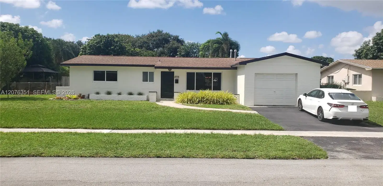 8320 NW 24th Ct, Pembroke Pines FL 33024 photo 4