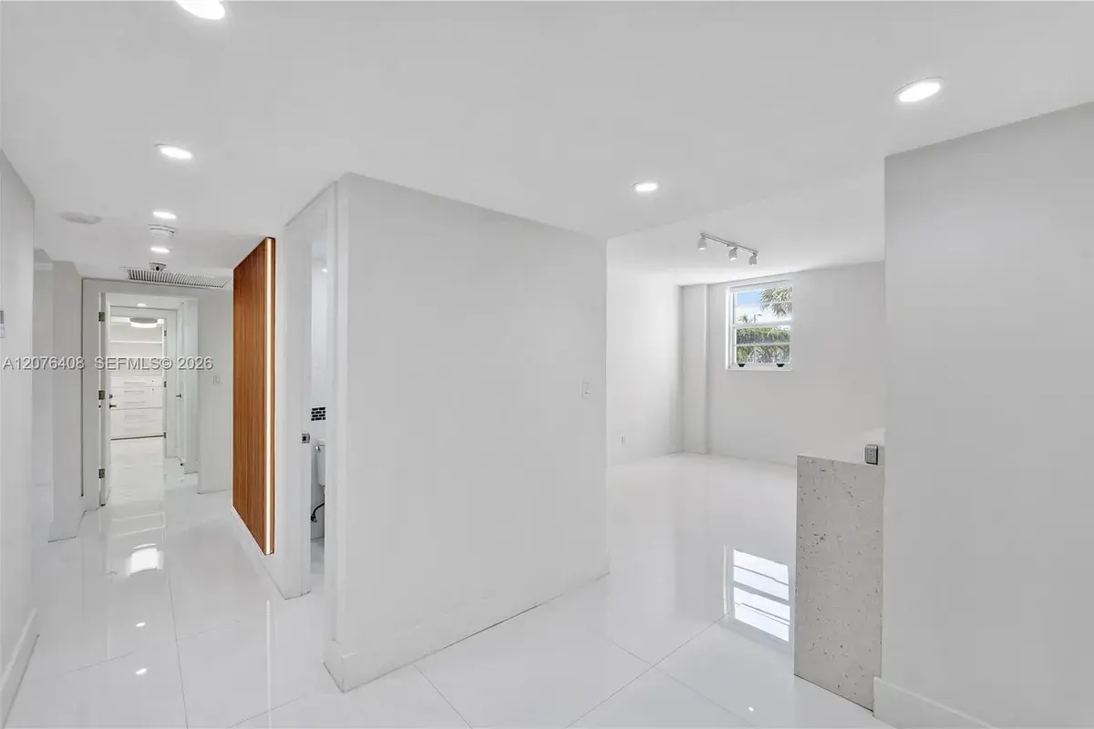 90 Edgewater Dr # 104, Coral Gables FL 33133