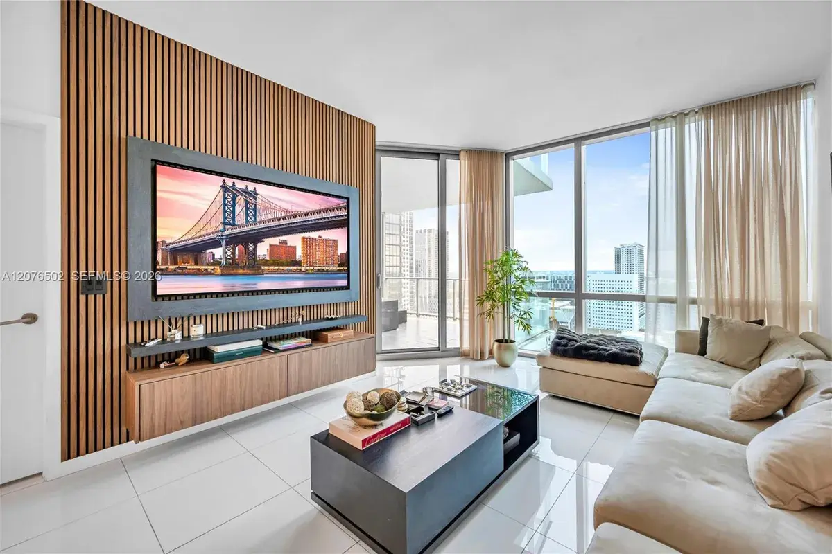 851 NE 1st Ave # 2408, Miami FL 33132