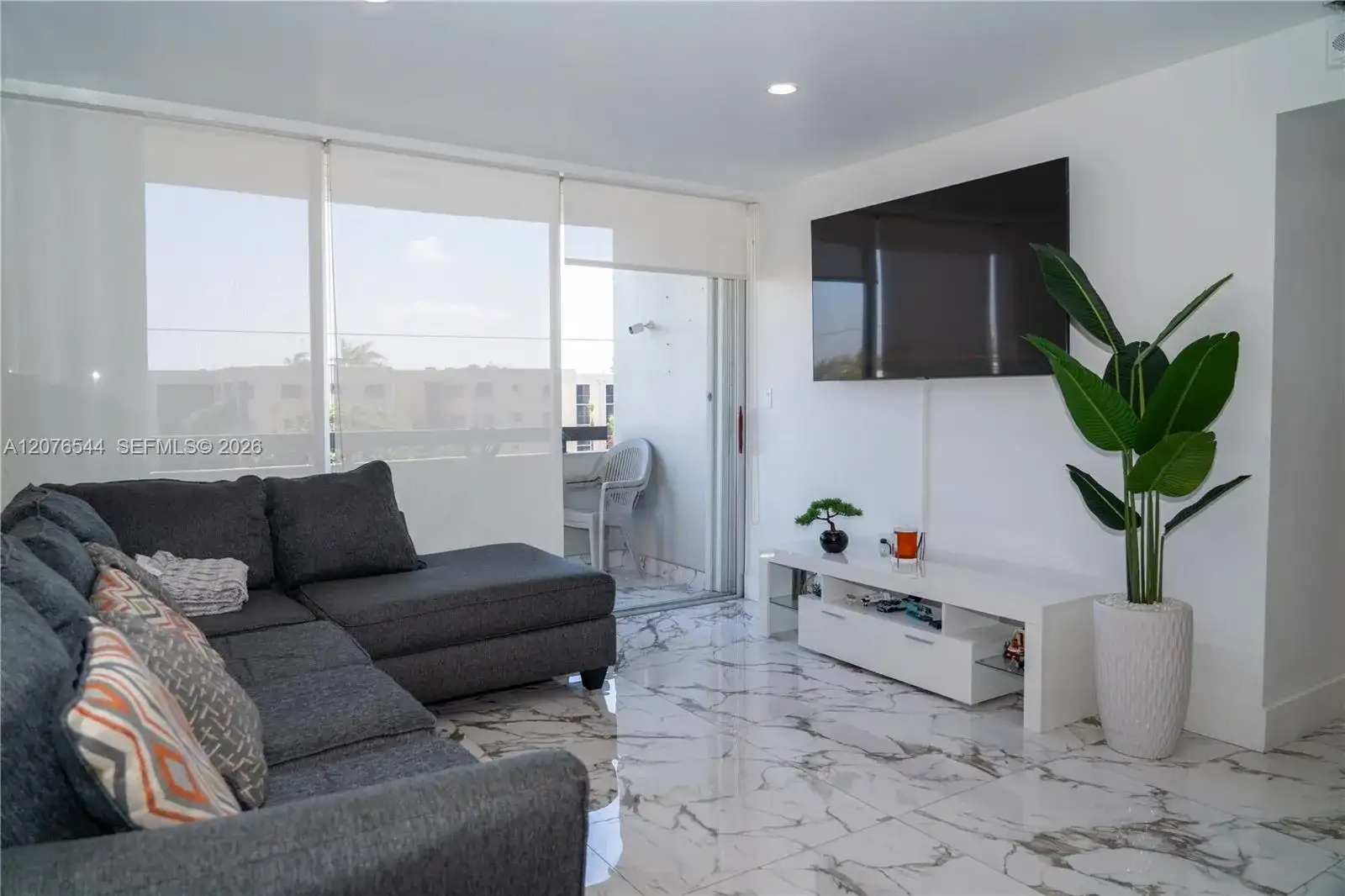 854 NW 87th Ave # 405, Miami FL 33172 photo 2