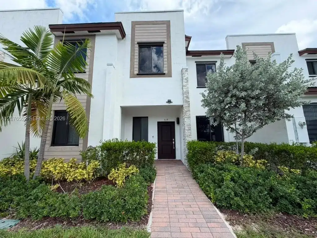 519 NE 208th Ter, Miami FL 33179 photo 2