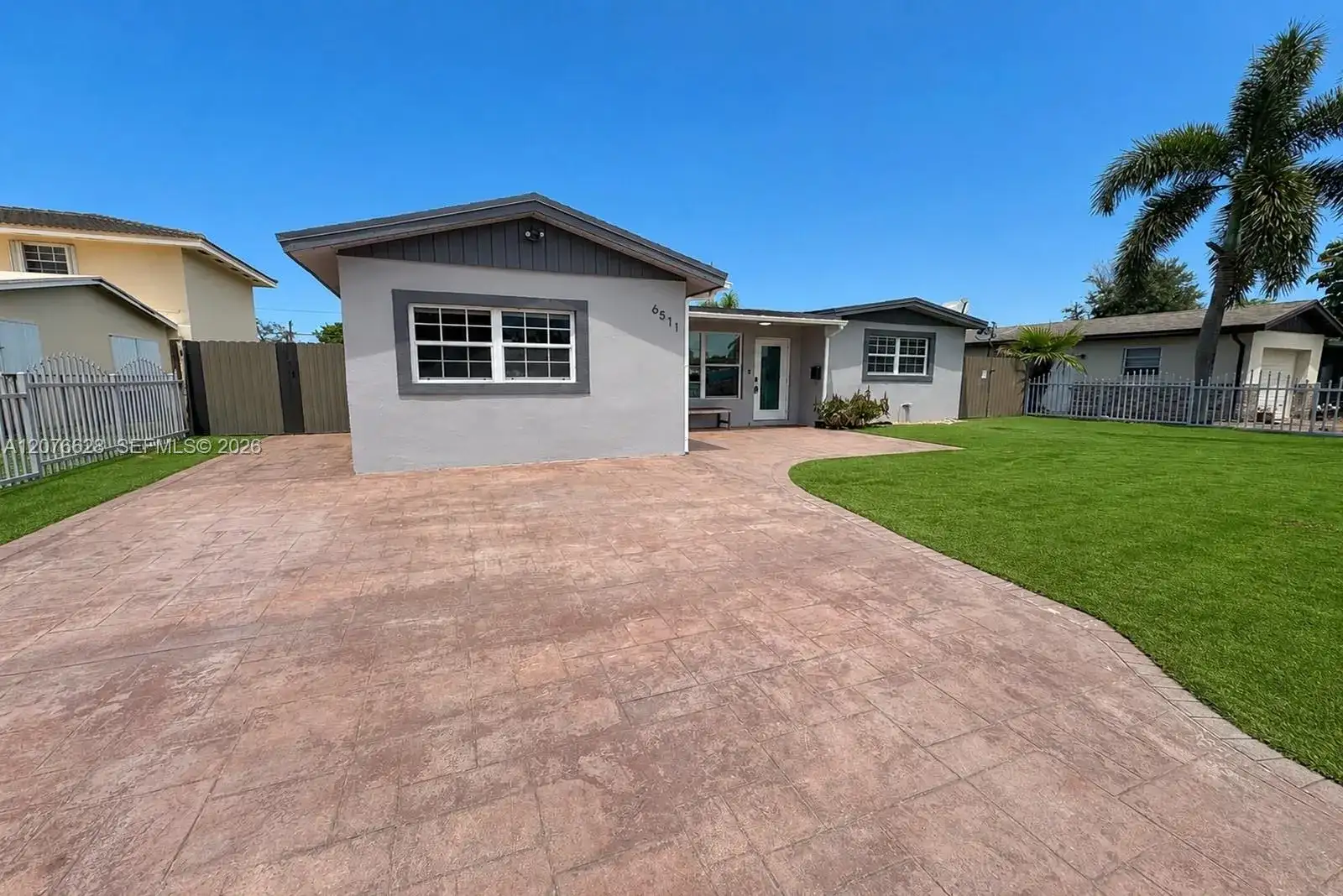 6511 Park St, Hollywood FL 33024 photo 2