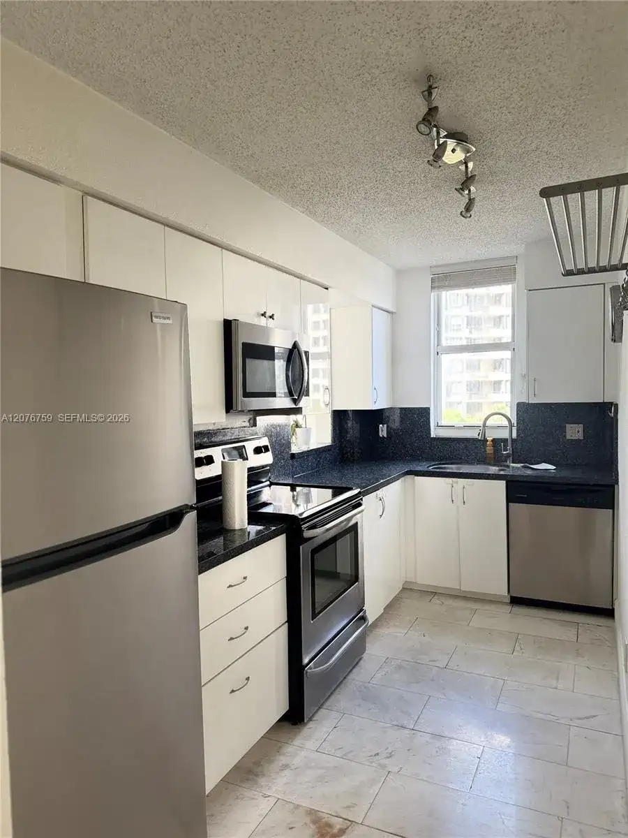 770 CLAUGHTON ISLAND DR # 601, Miami FL 33131 photo 2