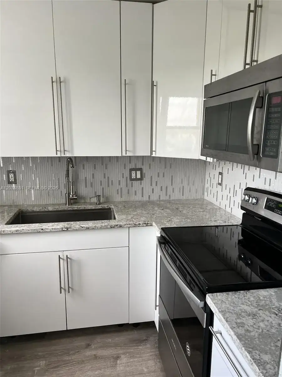 941 Crystal Lake Dr # 305, Deerfield Beach FL 33064 photo 2