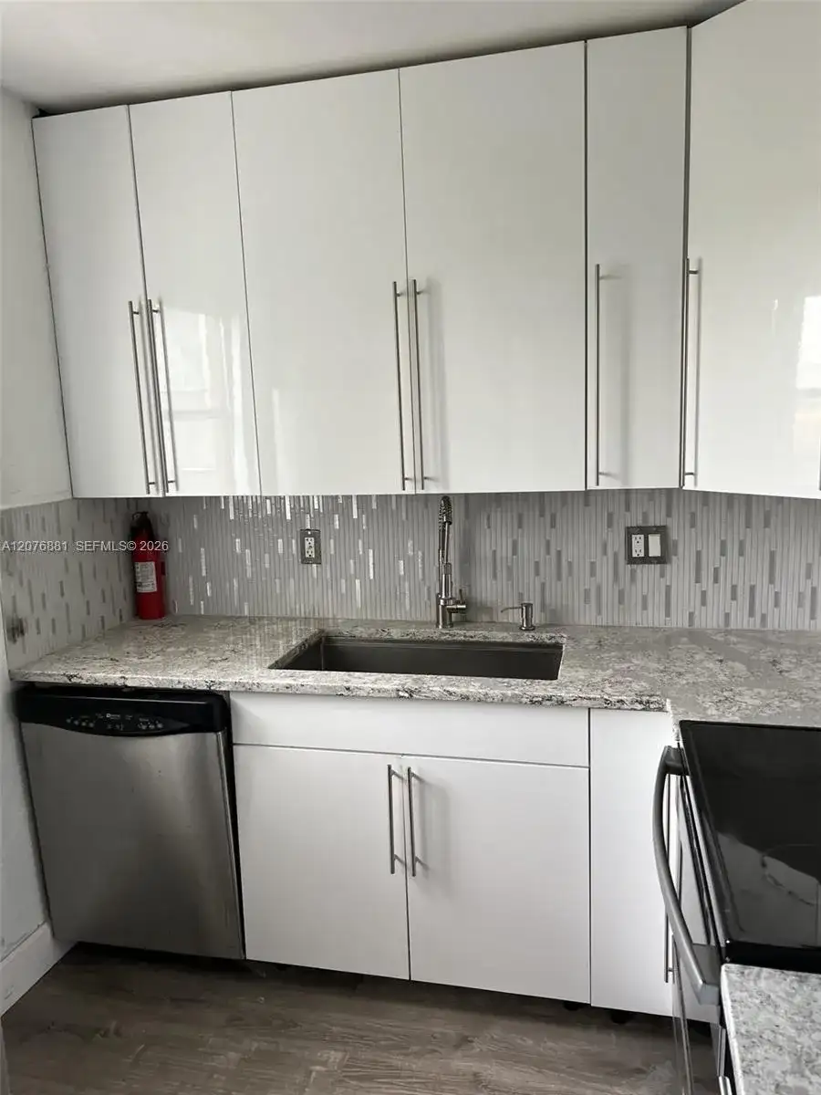 941 Crystal Lake Dr # 305, Deerfield Beach FL 33064 photo 3