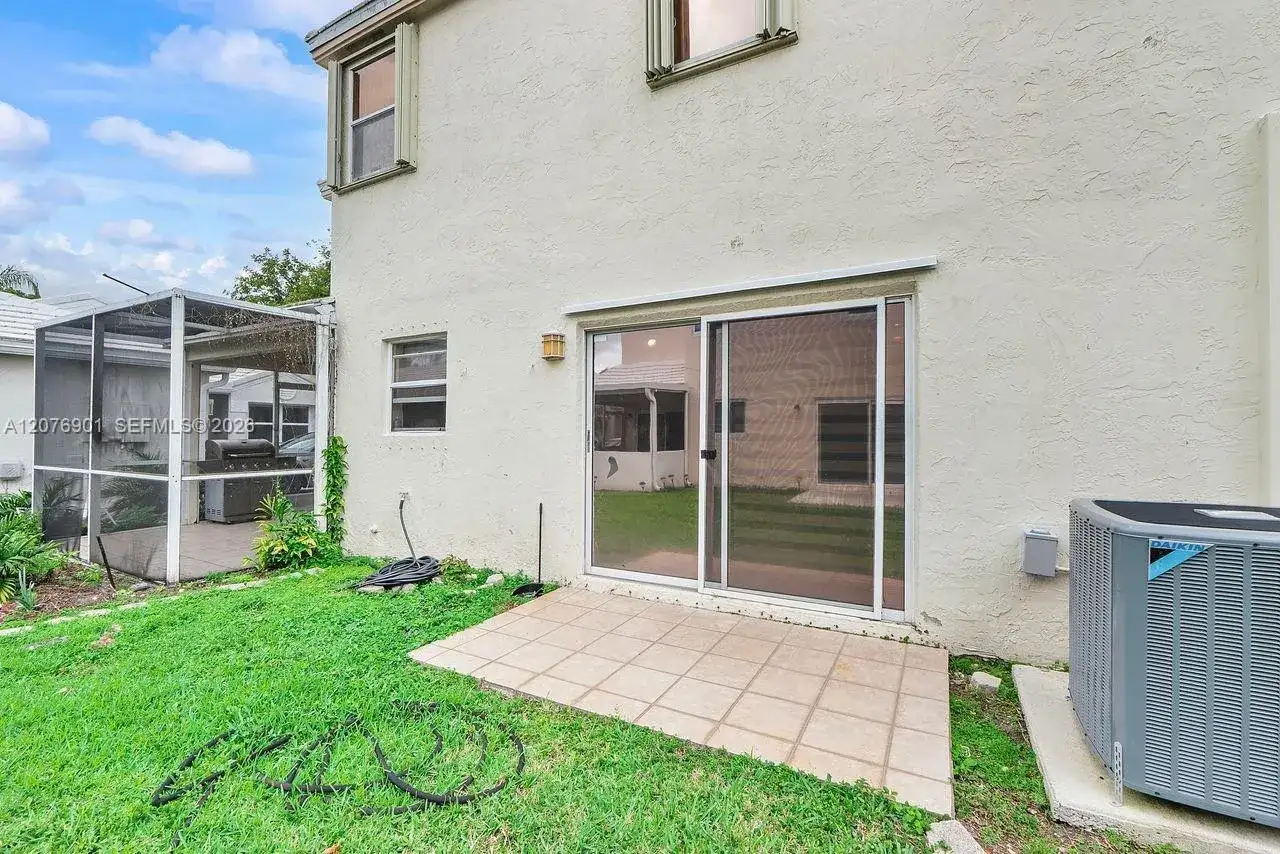 9602 NW 8th Cir, Plantation FL 33324 photo 5