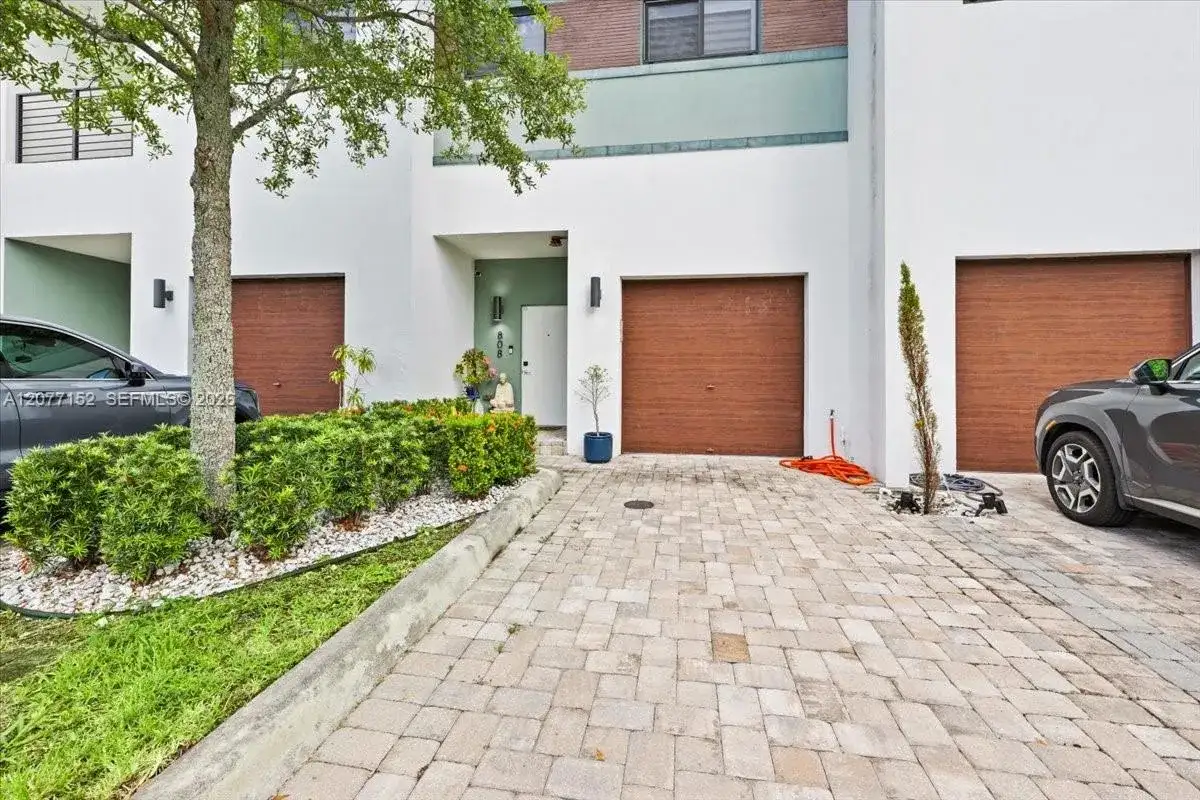 808 NW 44th Ter, Plantation FL 33317 photo 4